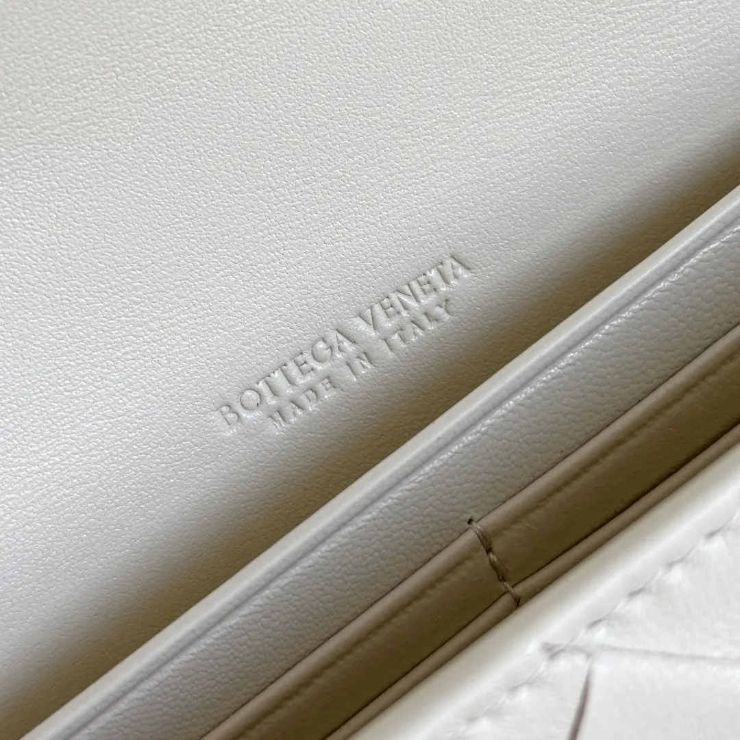 Batch 1720 Bottega Veneta clutch bags are shipping! The carefully crafted latch opening and closing is like a small key, giving us a sense of ritual every time we use this bag. The innovative design this time is to make the latch part into the shape of a small daisy. The originally elegant and restrained style instantly adds some playfulness, and matches with a skirt. Going out for a picnic or admiring the scenery will add to the overall look🌸🌸The heavily crafted daisy is lifelike and full of exquisiteness. The fixed rope is also decorated with a winding golden rope and a small leaf, echoing the daisy. The whole bag looks very coordinated. Style number: 836810 (741511) Size: 31*13*3cm
